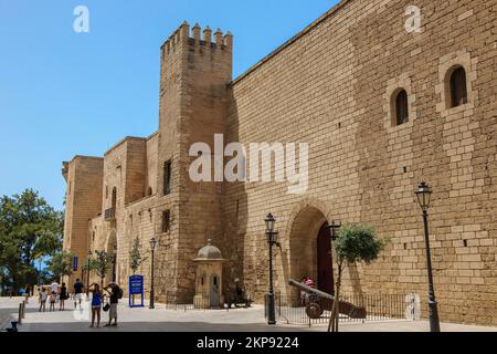 Blick auf den Haupteingang und Turm des Alcázar Real Palazzo reale dell Almudaina, Königspalast La Almudaina, Residenz der spanischen Königsfamilie, Palma Stockfoto