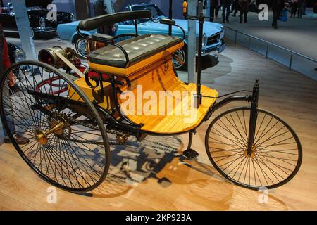Erstes von Carl Benz gebautes dreirädriges Fahrzeug mit Verbrennungsmotor und Gasmotor Benz Patent-Motorwagen Nummer 1, Jahr der CO Stockfoto