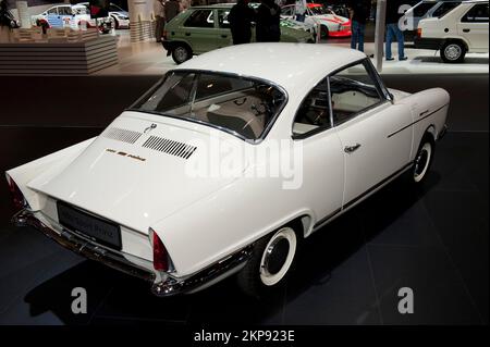 Historischer Sportwagen Oldtimer sportlicher Kleinwagen NSU Sport Prinz Coupé mit Schriftzug des hinteren Motors auf der Motorhaube, Design des italienischen Autodesigners Berto Stockfoto