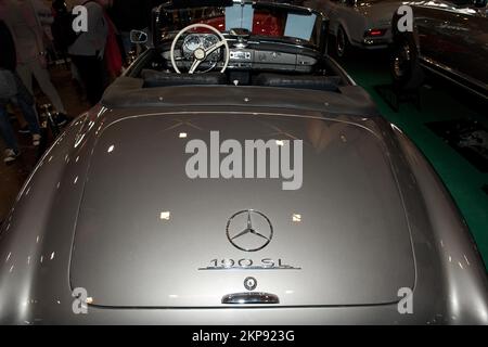 Blick über den Kofferraumdeckel mit dem großen Mercedes Stern des historischen Sportwagens Classic Car Mercedes Benz 190 SL Baujahr 1962, Techno Classica fa Stockfoto