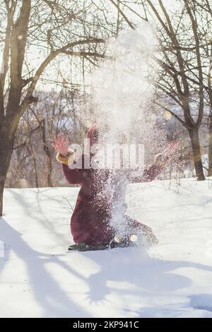 Landschaftlich reizvolle Fotos von herabfallenden Schneeflocken Stockfoto