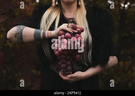 Nahaufnahme Dame mit orangefarbenem Squash Konzeptfoto Stockfoto