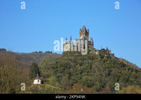 Blick auf das Reichsburger Schloss, das aus dem 12.. Jahrhundert erbaut wurde, Wahrzeichen und Pestkapelle, St. Rochus-Kapelle, Cochem, Mosel, Untere Mosel, Rheinland-Pfalz, Keim Stockfoto