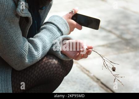 Nahaufnahme der Knie und Hände der Dame Konzeptfoto Stockfoto