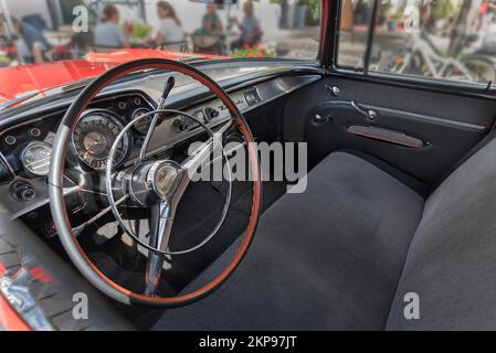 Lenkrad und Armaturenbrett von Chevrolet Belair, amerikanischer Oldtimer, gebaut 1953 bis 1975, Bayern, Deutschland, Europa Stockfoto