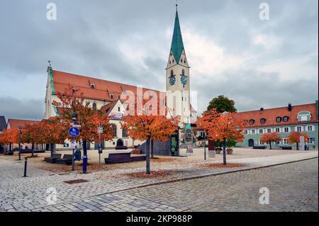 Herbstplatz St.-Mang mit St.-Mang-Kirche in Kempten, Allgäu, Bayern, Deutschland, Europa Stockfoto