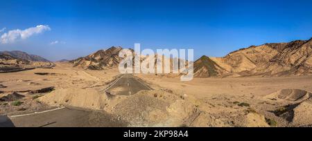 Alte blockierte Straße, Wüstensand und Bergkamm, Dahab, Sinai, Ägypten, Afrika Stockfoto