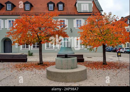 Pax-Glocke, Friedensglocke, Herbst-St.-Mang-Platz mit Mandelbäumen, in Kempten, Allgäu, Bayern, Deutschland, Europa Stockfoto