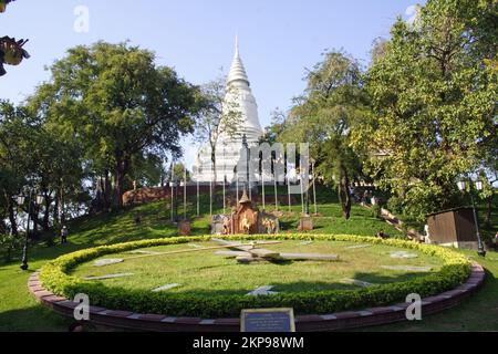 Stupa, Buddha-Statue und Uhr, Wat Phnom. Phnom Penh, Kambodscha Stockfoto