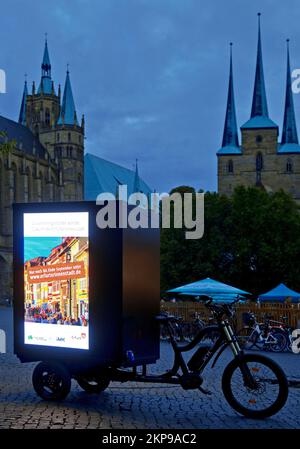 Beleuchtete Werbung auf einem Cargo Bike auf dem Domplatz am Abend, Erfurt, Thüringen, Deutschland, Europa Stockfoto