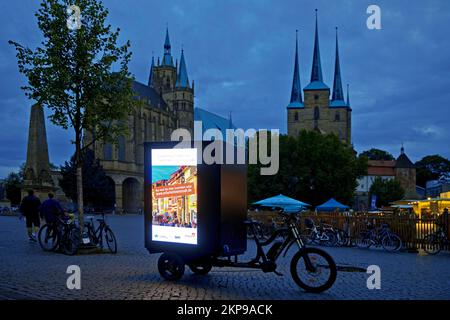 Beleuchtete Werbung auf einem Cargo Bike auf dem Domplatz am Abend, Erfurt, Thüringen, Deutschland, Europa Stockfoto