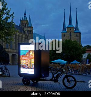 Beleuchtete Werbung auf einem Cargo Bike auf dem Domplatz am Abend, Erfurt, Thüringen, Deutschland, Europa Stockfoto