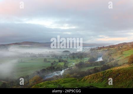 Teesdale, County Durham, Großbritannien. 28.. November 2022 Wetter in Großbritannien. Dicker Nebel und Nebel befallen heute Morgen Teile von County Durham und Nordostengland. Kredit: David Forster/Alamy Live News Stockfoto