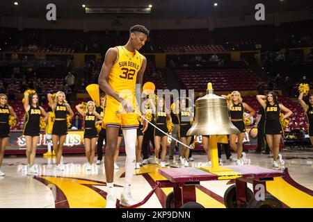 Arizona State Center Alonzo Gaffney (32) läutet die Siegesglocke nach einem NCAA-Basketballspiel gegen Alcorn State in Tempe, Arizona, Sunday, Nove Stockfoto