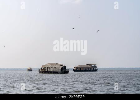 Alleppey, Indien. 26.. November 2022. Das haben Schiffe während der Bootsfahrt von Kottayam nach Alleppey. Alappuzha, auch bekannt als Alleppey, ist eine südindische Stadt im Bundesstaat Kerala. Die Stadt hat Kanäle, Nebengewässer und malerische Lagunen. Kredit: SOPA Images Limited/Alamy Live News Stockfoto