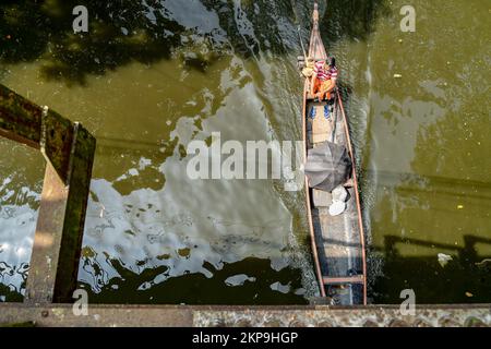 Alleppey, Indien. 27.. November 2022. Blick auf ein Boot von der Spitze einer Brücke in Alleppey. Alappuzha, auch bekannt als Alleppey, ist eine südindische Stadt im Bundesstaat Kerala. Die Stadt hat Kanäle, Nebengewässer und malerische Lagunen. (Foto: Xisco Navarro/SOPA Images/Sipa USA) Guthaben: SIPA USA/Alamy Live News Stockfoto