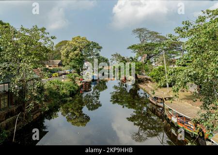 Alleppey, Indien. 27.. November 2022. Blick auf einen Kanal von der Spitze einer Brücke in Alleppey. Alappuzha, auch bekannt als Alleppey, ist eine südindische Stadt im Bundesstaat Kerala. Die Stadt hat Kanäle, Nebengewässer und malerische Lagunen. (Foto: Xisco Navarro/SOPA Images/Sipa USA) Guthaben: SIPA USA/Alamy Live News Stockfoto