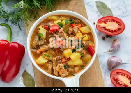 Bograch: Ungarische Suppe Gulasch mit Rindfleisch, Kartoffeln, Paprika und Tomaten Stockfoto