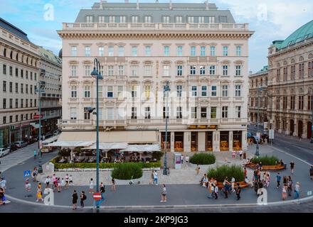 Wien, Österreich - 27. August 2022: Blick auf den Helmut-Zilk-Platz in Wien, Österreich, mit dem berühmten Hotel Sacher im Zentrum und dem Wiener Sta Stockfoto