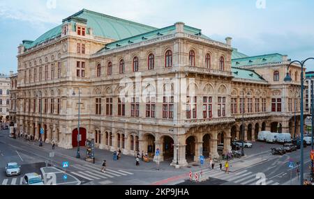 Wien, Österreich - 27. August 2022: Blick auf die seitliche und hintere Fassade der Wiener Staatsoper, der Wiener Staatsoper, in Wien, Österreich Stockfoto