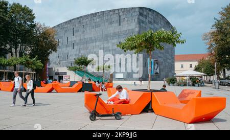 Wien, Österreich - 28. August 2022: Blick auf den Museumsplatz im MuseumQuartier in Wien, Österreich, mit dem Mumok - Museum Moderner Kuns Stockfoto