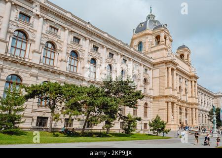 Wien, Österreich - 28. August 2022: Blick auf die Fassade des Museums für Naturgeschichte in Wien, Österreich, vom Maria-Theresien-Platz Stockfoto