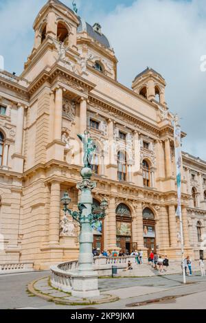 Wien, Österreich - 28. August 2022: Details der Fassade des Naturhistorischen Museums in Wien, Österreich, an einem Sommertag Stockfoto