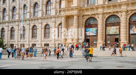 Wien, Österreich - 28. August 2022: Viele Menschen am Eingang zum Naturkundemuseum in Wien, Österreich, an einem Sommertag Stockfoto