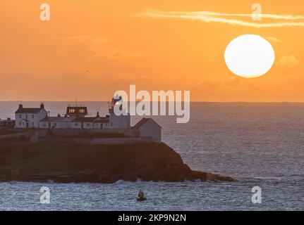 Roches Point, Cork, Irland. 28.. November 2022. Bei einem Sonnenaufgang im späten November sehen Sie das Roches Point Lighthouse in Co Cork, Irland. David Creedon/Alamy Live News Stockfoto