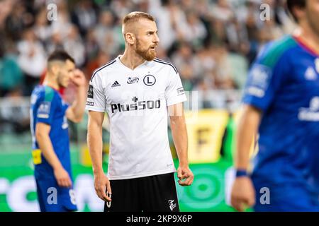 Rafal Augustyniak (C) von Legia während des Spiels der polnischen PKO Ekstraklasa League zwischen Legia Warszawa und Miedz Legnica im Marschall Jozef Pilsudski Legia Warsaw Municipal Stadium. Endstand: Legia Warszawa 3:2 Miedz Legnica. Stockfoto