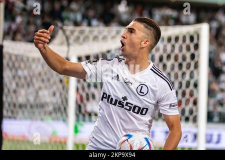 Carlos Daniel Lopez Huesca „Carlitos“ von Legia während des Spiels der polnischen PKO Ekstraklasa League zwischen Legia Warszawa und Miedz Legnica im Marschall Jozef Pilsudski Legia Warsaw Municipal Stadium. Endstand: Legia Warszawa 3:2 Miedz Legnica. Stockfoto