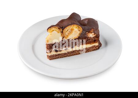 Kuchen mit Profiterolen auf einer weißen Porzellanplatte auf einem isolierten weißen Hintergrund Stockfoto