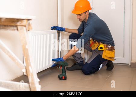 Installation Und Reparatur Der Heizung Im Haus. Wärmepumpendienste Stockfoto