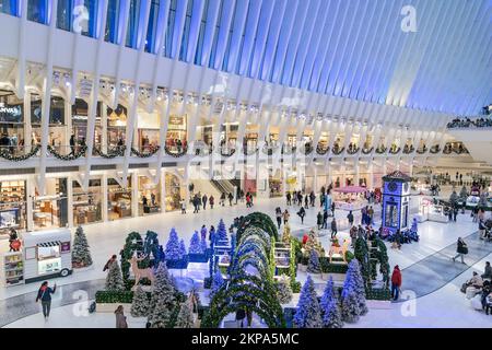 New York, New York, USA. 27.. November 2022. Die Leute besuchen die Weihnachtsmärkte und feiern die Weihnachtszeit in New York. Die Märkte sind geöffnet in Oculus, Union Square, Bryant Park und Grand Central Terminal. (Kreditbild: © Lev Radin/Pacific Press via ZUMA Press Wire) Kredit: ZUMA Press, Inc./Alamy Live News Stockfoto