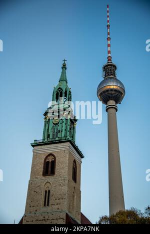 Berlin, Deutschland. November 2022. Fernsehturm und St. Marienkirche in Berlin. Hochwertiges Foto Stockfoto