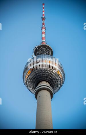 Berlin, Deutschland. November 2022. Der Fernsehturm in Berlin. Hochwertiges Foto Stockfoto