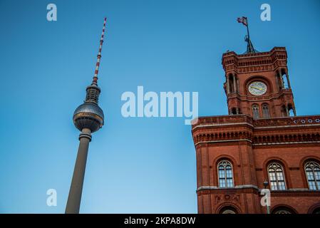 Berlin, Deutschland. November 2022. Der Fernsehturm und das Rote Rathaus in Berlin. Hochwertiges Foto Stockfoto