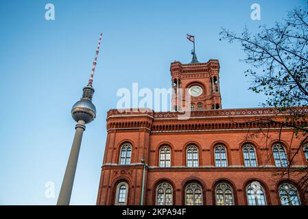 Berlin, Deutschland. November 2022. Der Fernsehturm und das Rote Rathaus in Berlin. Hochwertiges Foto Stockfoto