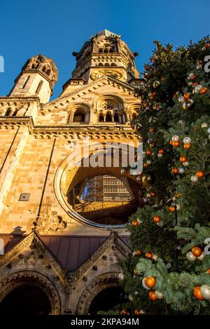 Berlin, Deutschland. November 2022. Die Kaiser-Wilhelm-Gedachtniskirche in Berlin. Hochwertiges Foto Stockfoto