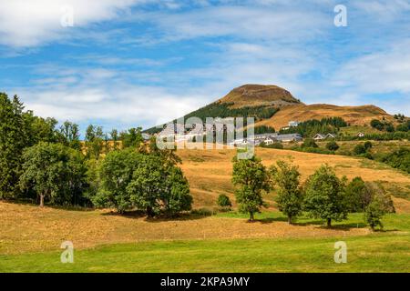 Die Landschaft des Besse mit dem Touristenresort Super Besse im Herzen der Auvergne, Frankreich Stockfoto