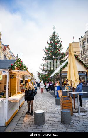 Prag, Tschechische Republik - 28. November 2022: Traditioneller Weihnachtsmarkt in Vaclavske namesti oder Wenzelsplatz in der Prager Altstadt, Tschechisch Stockfoto