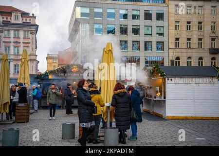 Prag, Tschechische Republik - 28. November 2022: Traditioneller Weihnachtsmarkt in Vaclavske namesti oder Wenzelsplatz in der Prager Altstadt, Tschechisch Stockfoto