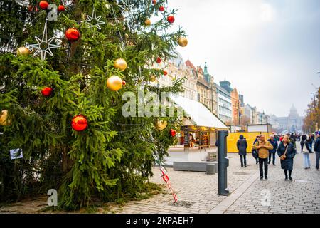 Prag, Tschechische Republik - 28. November 2022: Traditioneller Weihnachtsmarkt in Vaclavske namesti oder Wenzelsplatz in der Prager Altstadt, Tschechisch Stockfoto