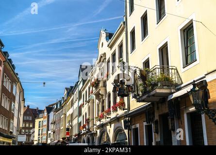 Eine der Hauptstraßen in der Düsseldorfer Altstadt Stockfoto