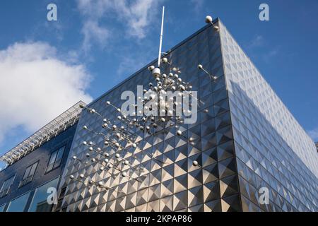 Kinetische Skulptur Light and Movement von Otto Piene (1928-2014) im Wormland-Haus auf der Straße hohe Straße Köln. Kinetische Plasti Stockfoto