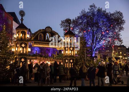 Der Weihnachtsmarkt Heinzels Wintermaerchen am Alten Markt in der historischen Stadt Köln. Der Weihnachtsmarkt Heinzels Wintermaerchen auf Stockfoto