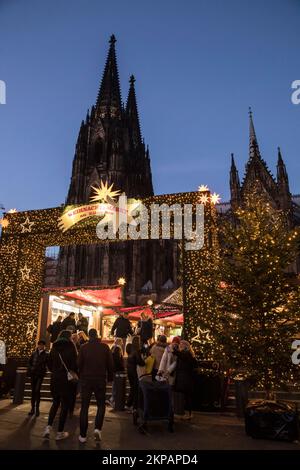 Der Weihnachtsmarkt am Roncalliplatz vor dem Kölner Dom. Der Weihnachtsmarkt auf dem Roncalliplatz am Dom, Köln, Deutschland Stockfoto