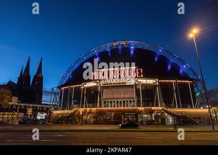 Der Dom und das Theater Musical Dome, Köln, Deutschland. Der Dom und das Zelttheater Musical Dome, Köln, Deutschland. Stockfoto