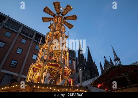 Große weihnachtspyramide auf dem weihnachtsmarkt im Dom, Köln, Deutschland. große Weihnachtspyramide auf dem Weihnachtsmarkt am Dom, Köln, Deu Stockfoto