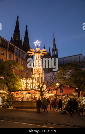 Große weihnachtspyramide auf dem weihnachtsmarkt im Dom, Köln, Deutschland. große Weihnachtspyramide auf dem Weihnachtsmarkt am Dom, Köln, Deu Stockfoto